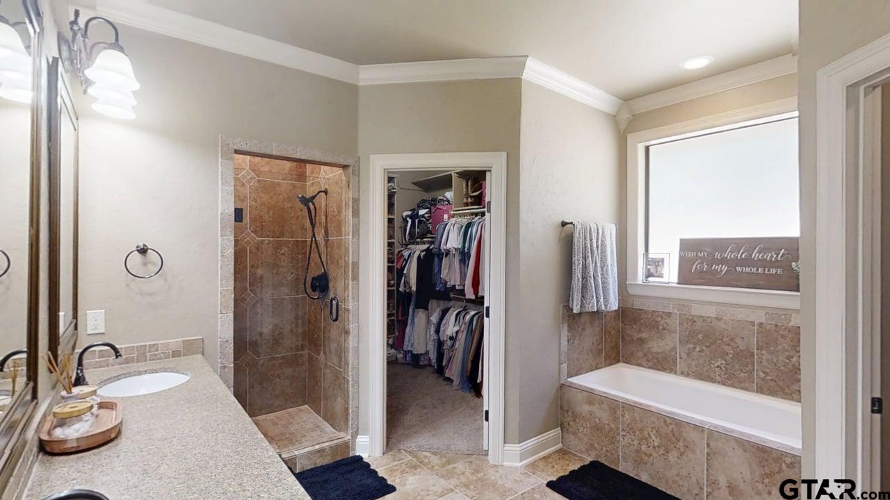 809 Crepe Myrtle Lane Longview, TX 75604 - Photo 19 of 39 a bathroom with a tub and a mirror