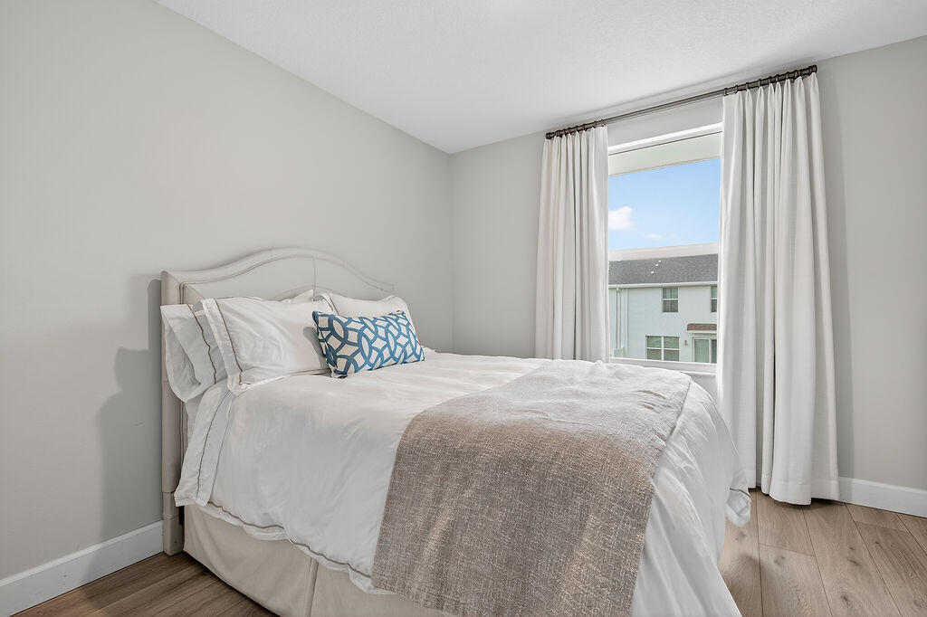5696 Southeast Edgewater Circle Stuart, FL 34997 - Photo 15 of 29 Guest Bedroom