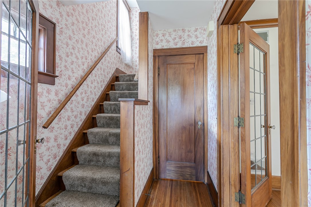 99 Wimbledon Road Irondequoit, NY 14617 - Photo 3 of 20 cozy entryway with leaded glass doors.
