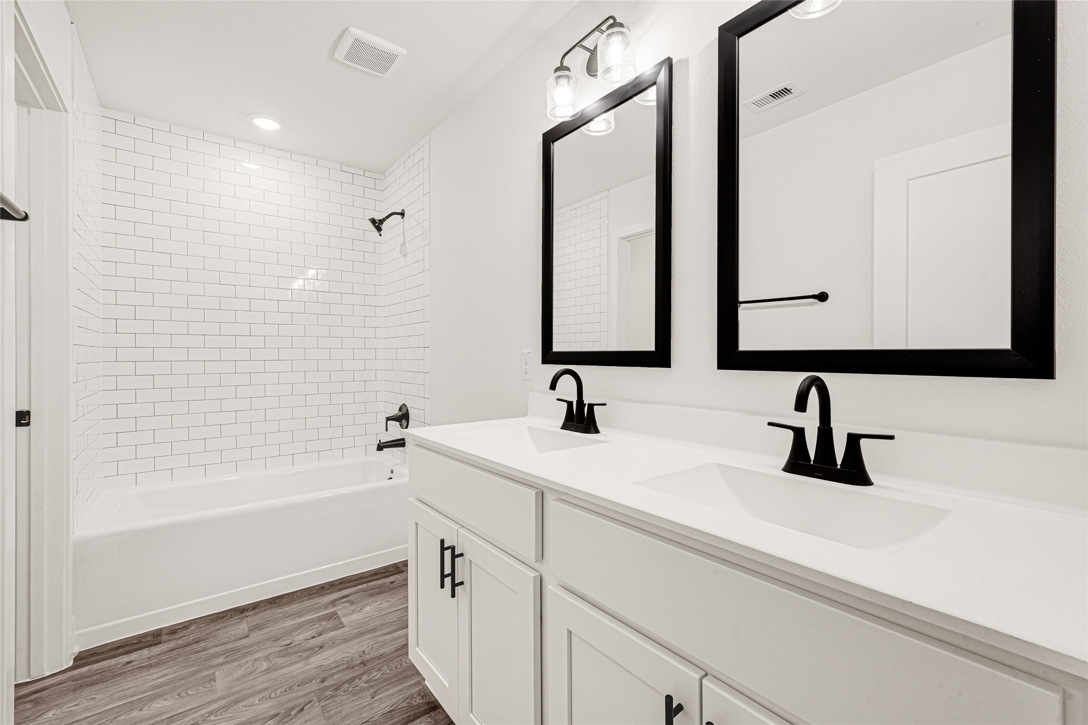 9460 Hard Rock Road Conroe, TX 77303 - Photo 25 of 28 Upstairs Bath