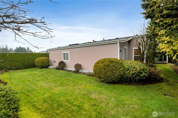 a view of a house with backyard