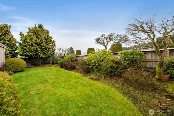 a view of a house with backyard and garden