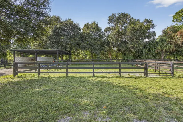 a view of a house with backyard and garden