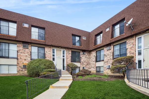 $204,000 | 160 South Waters Edge Drive, Unit 202, Glendale Heights, IL 60139
