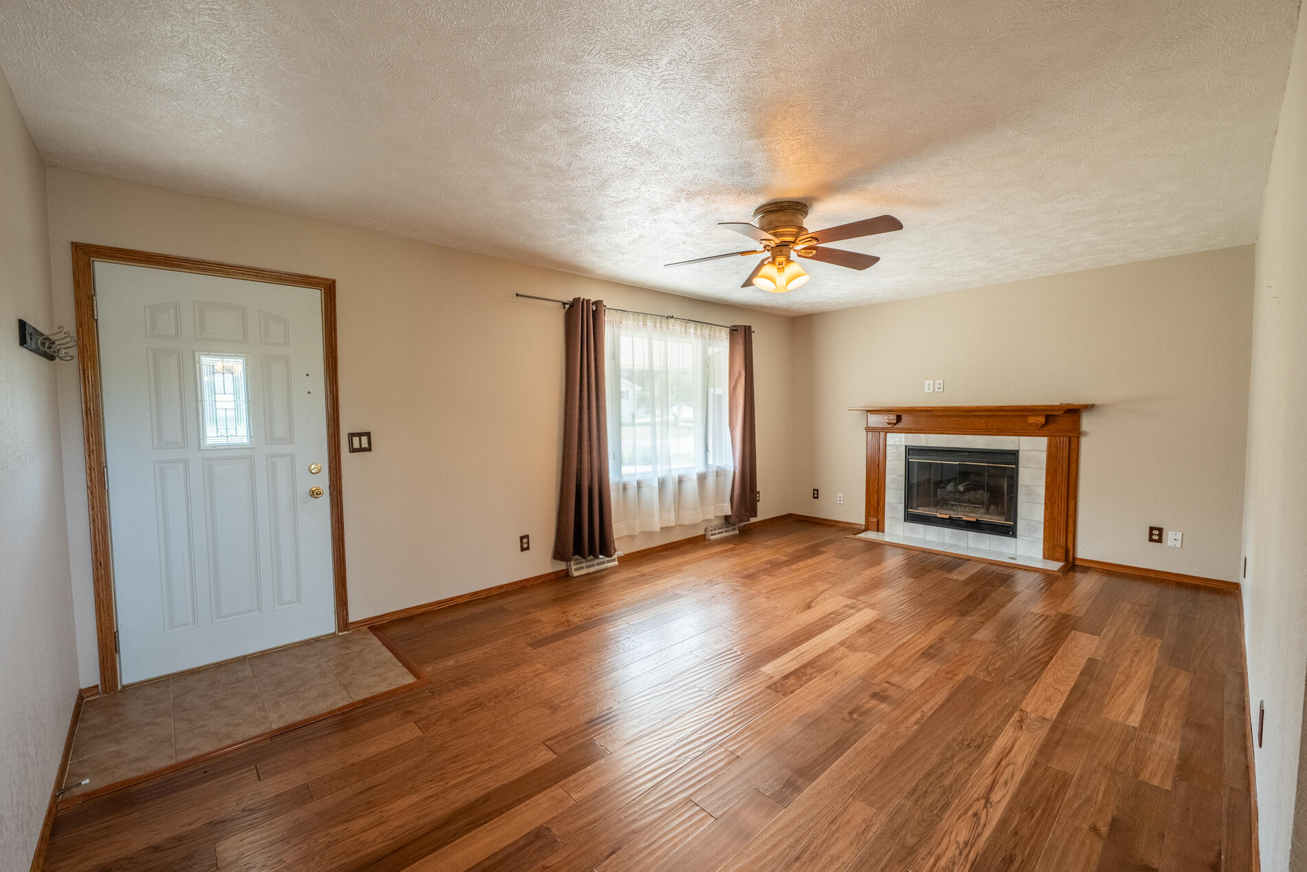 384 Ridge Road Juneau, WI 53039 - Photo 5 of 52 Living Room