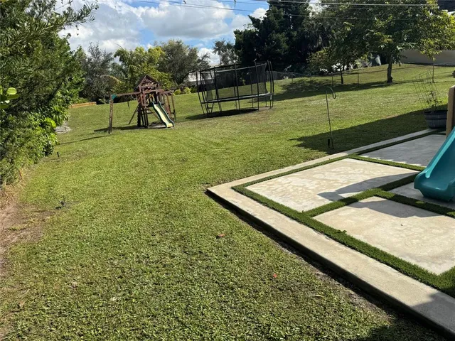 a view of a backyard