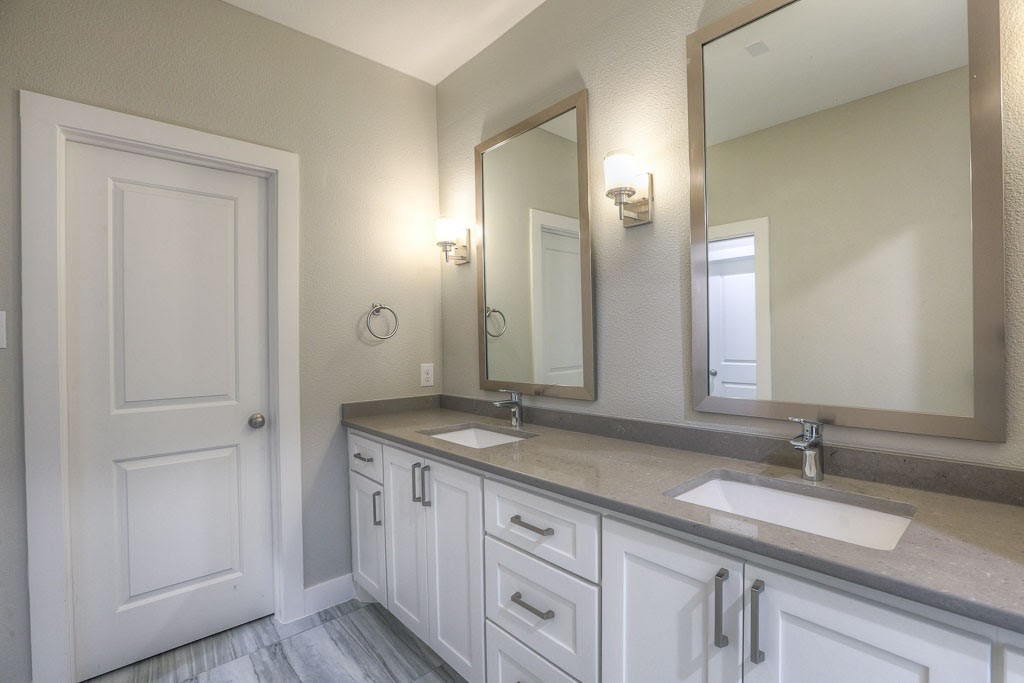 3619 Alba Road Houston, TX 77018 - Photo 24 of 34 2nd floor- Primary bedroom ensuite bathroom w/ dual vanity