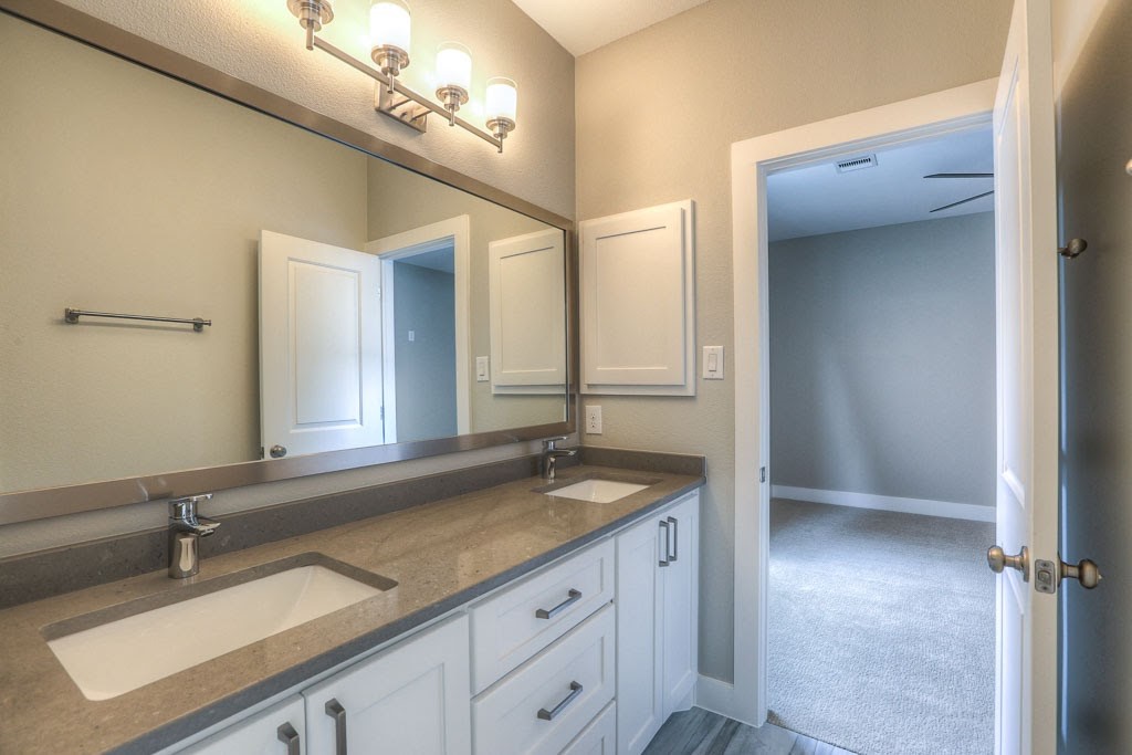 3619 Alba Road Houston, TX 77018 - Photo 29 of 34 2nd floor- Third bathroom with dual vanity that connects to 4th bedroom