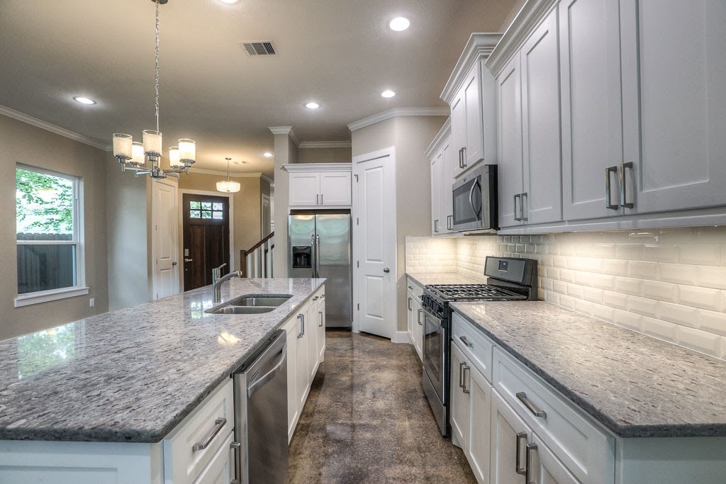 3619 Alba Road Houston, TX 77018 - Photo 7 of 34 Kitchen w/ Island