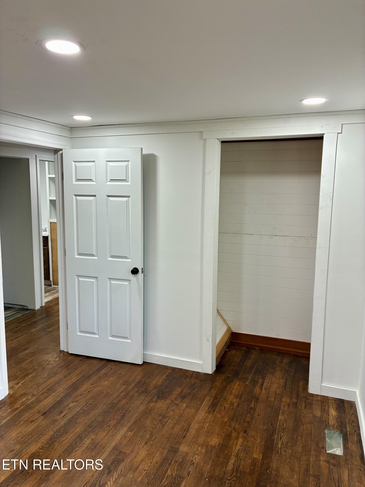 101 Steele Road Greenback, TN 37742 - Photo 15 of 22 an empty room with wooden floor & closet area