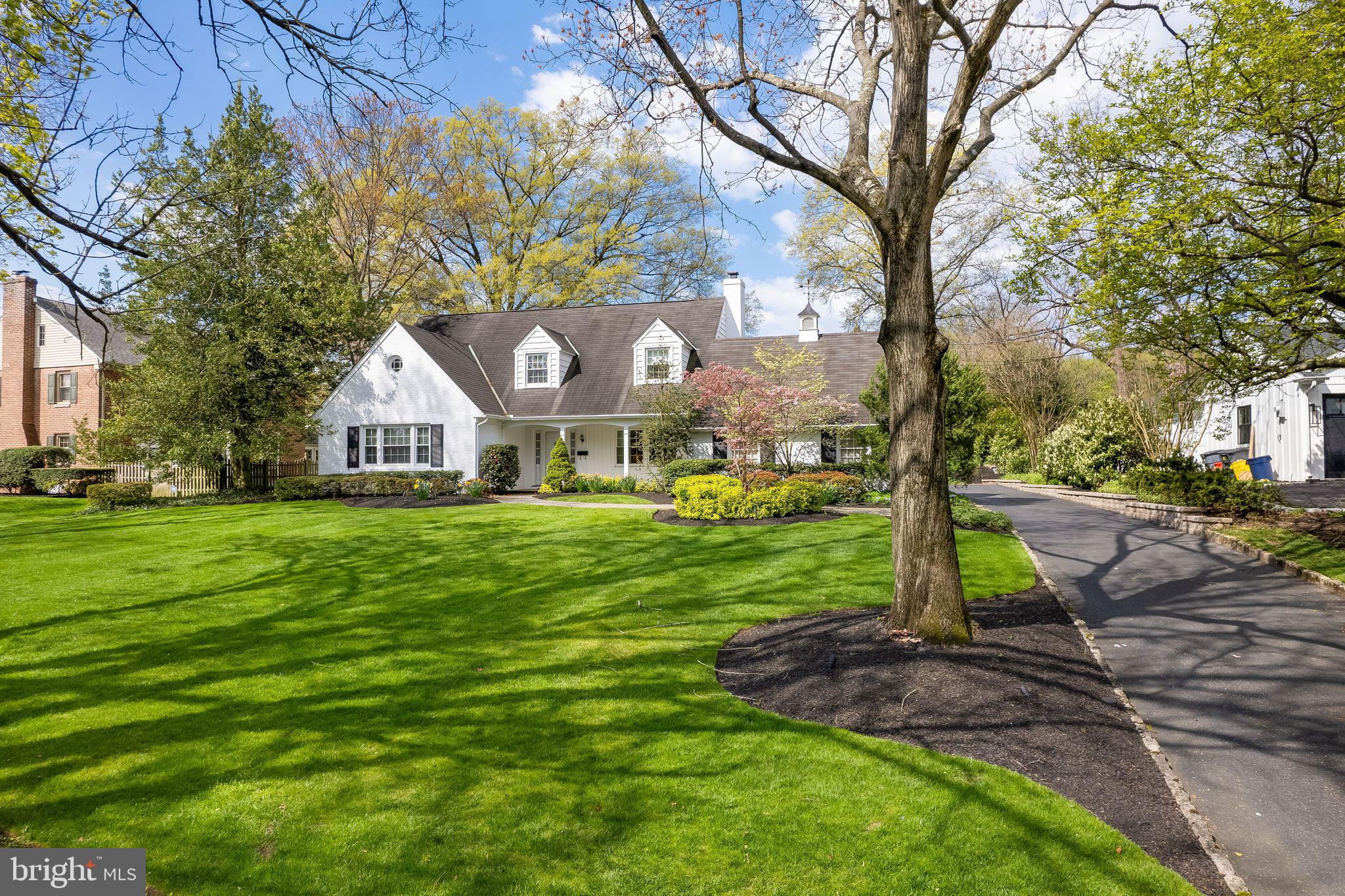 624 Warwick Road Haddonfield, NJ 08033 - Photo 2 of 43 a front view of a house with garden