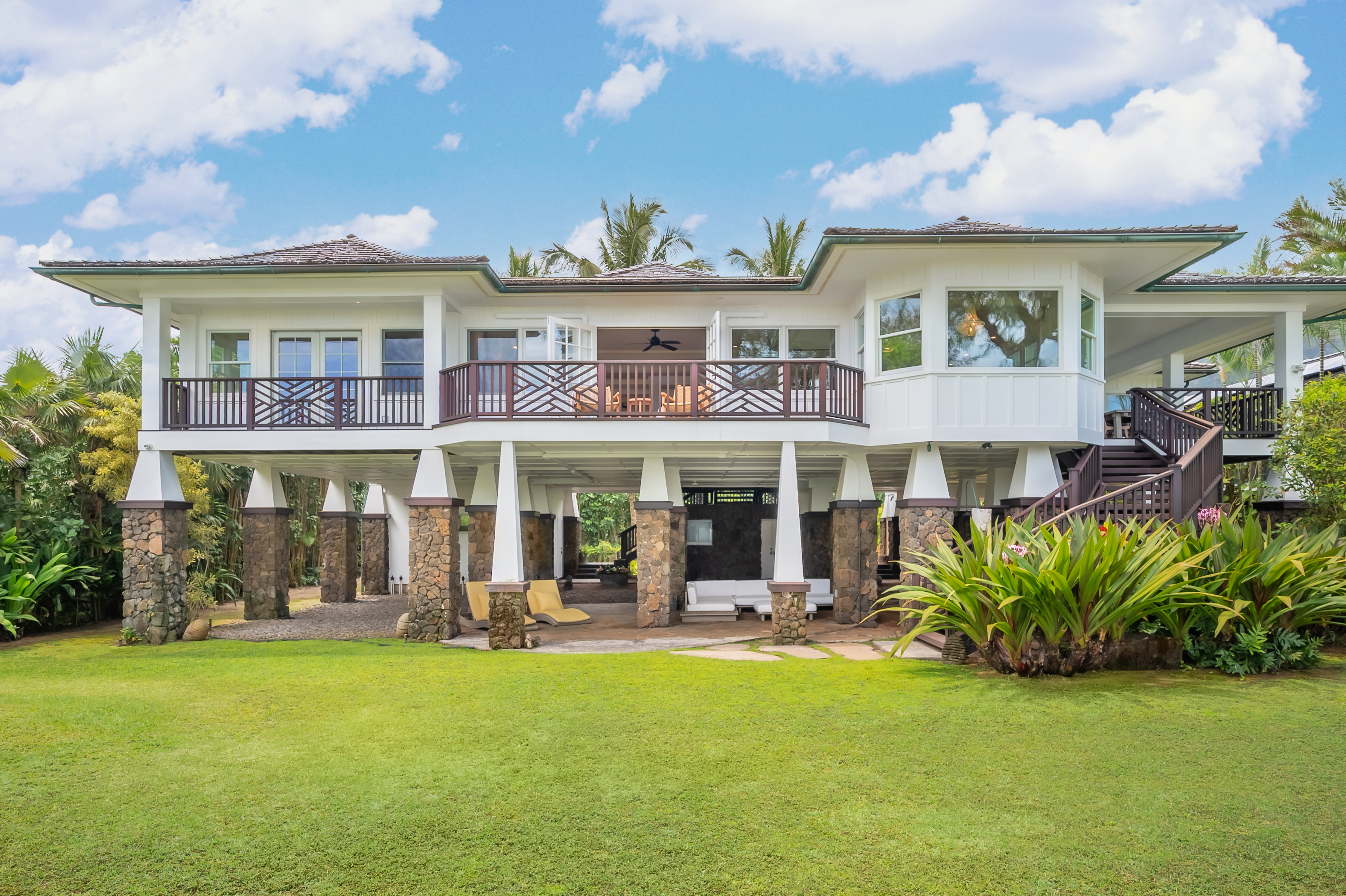 7336 Alealea Road Hanalei, HI 96714 - Photo 28 of 30 front view of a building with a garden