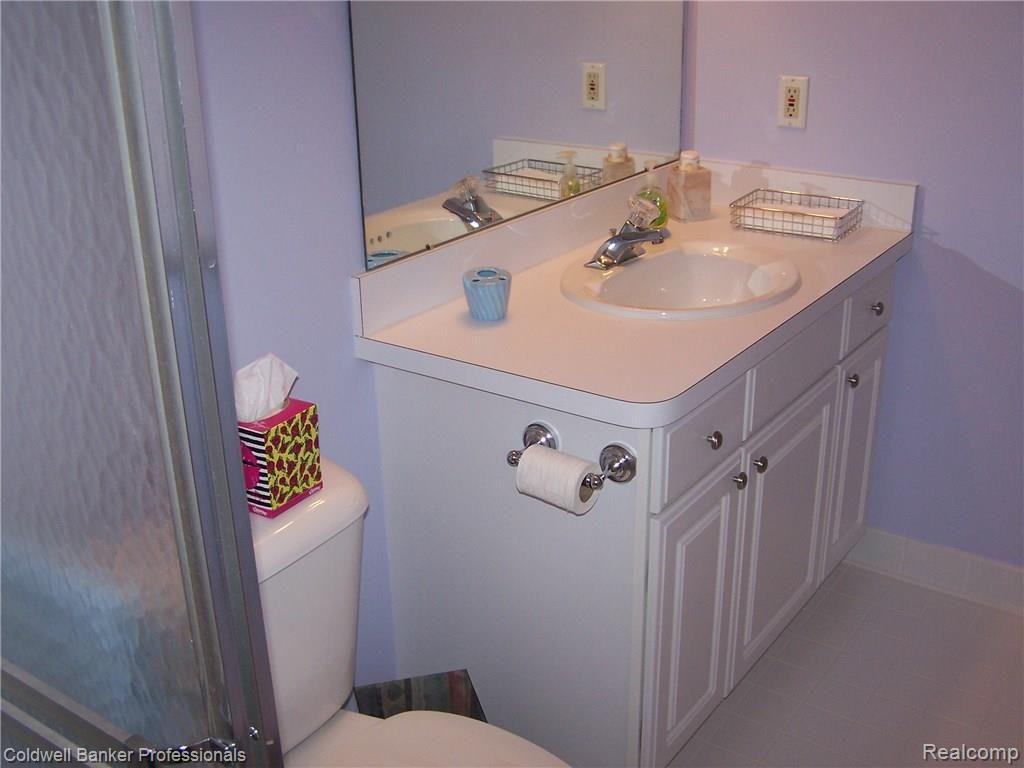 4528 Ascot Court Rochester, MI 48306 - Photo 24 of 34 Bathroom #3 (private)