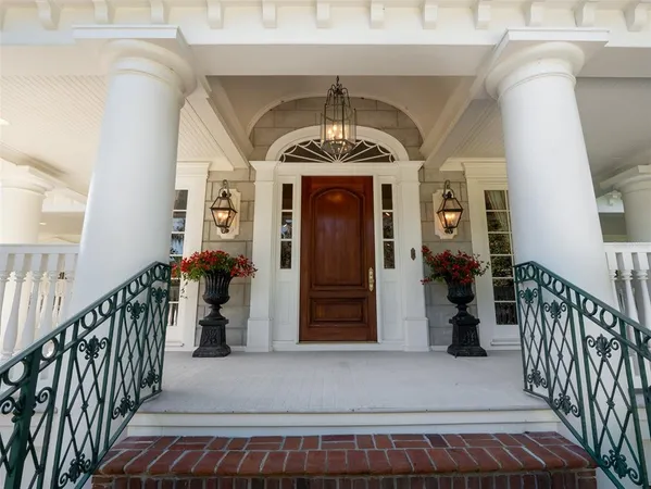 a view of entryway with a front door