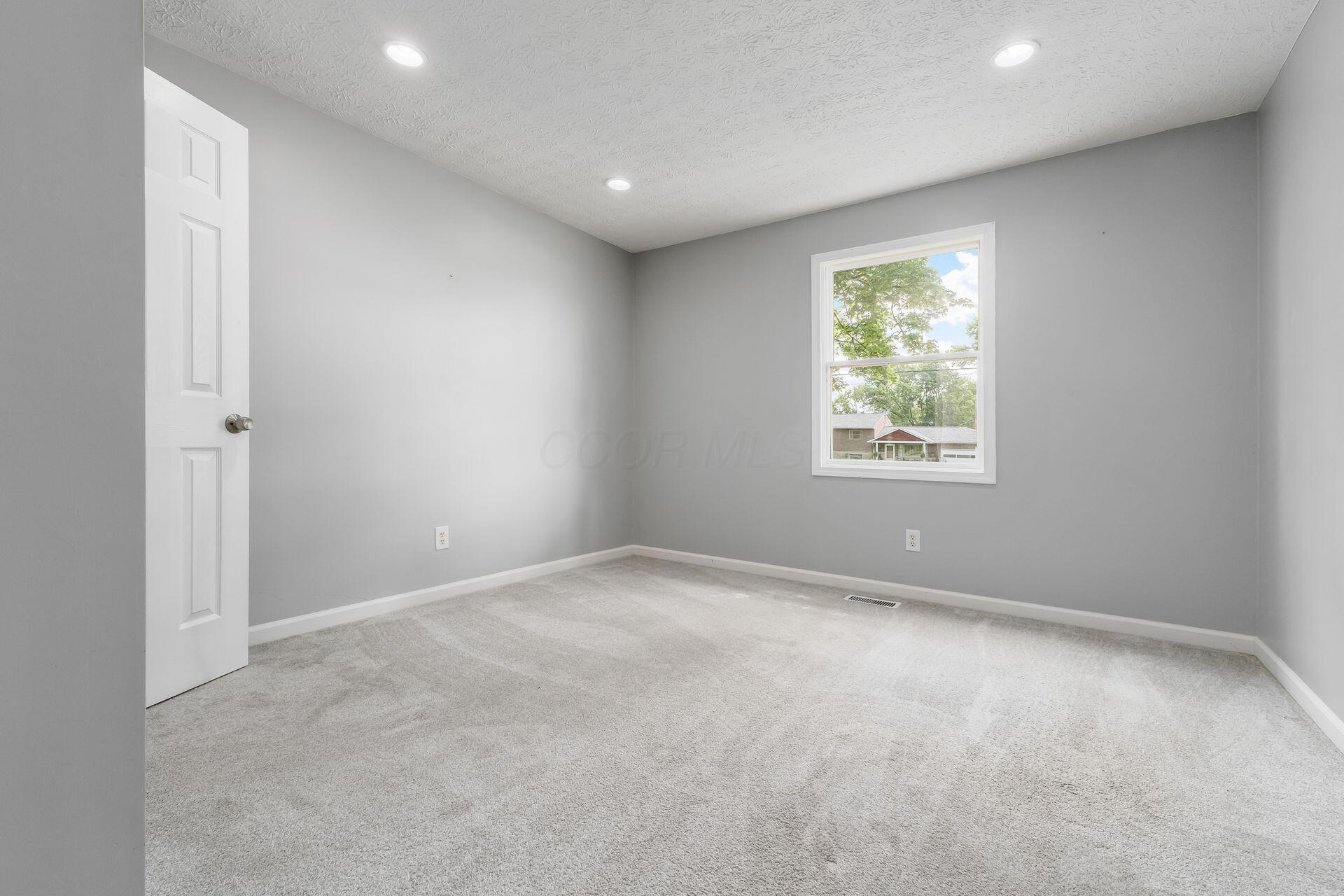 389 Alton Road Galloway, OH 43119 - Photo 21 of 45 Owner suite