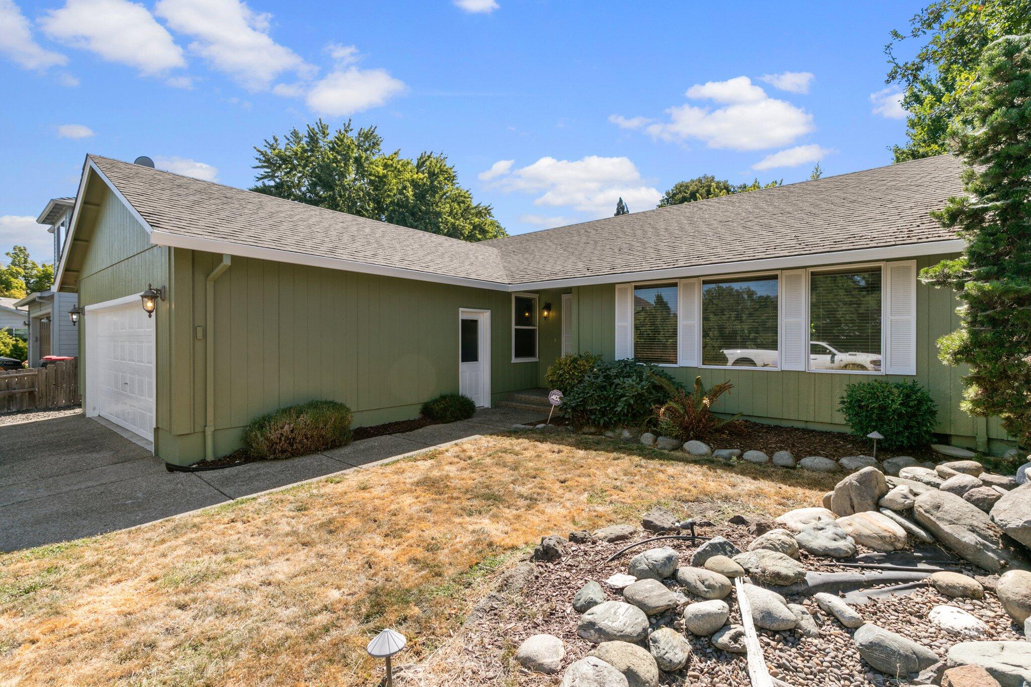 2106 Delta Waters Road Medford, OR 97504 - Photo 3 of 32 4-web-or-mls-IMGM9144