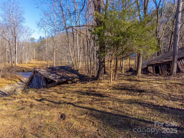 a view of a yard with a house