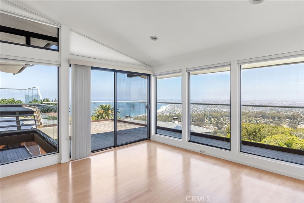 972 Via Rincon Palos Verdes Estates, CA 90274 - Photo 19 of 37 a view of an empty room and window