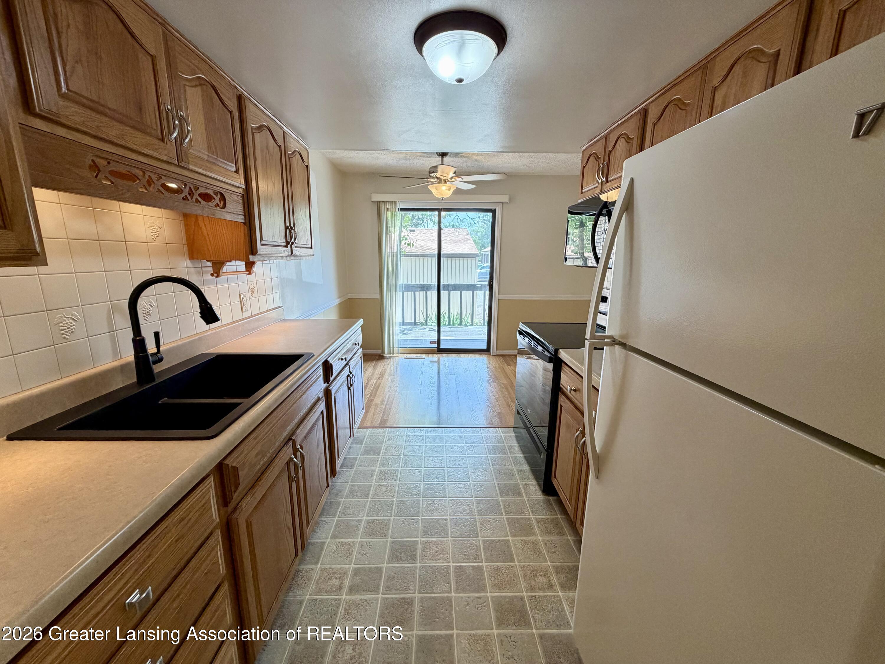 830 Armstrong Road, Unit 17 Lansing, MI 48911 - Photo 12 of 46 IMG_3295