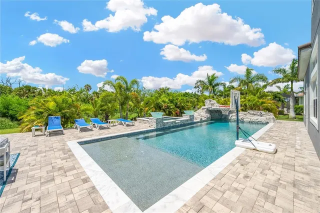 a view of a backyard