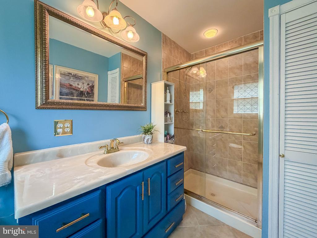 925 Big Oak Road Yardley, PA 19067 - Photo 31 of 51 a bathroom with a sink a large mirror and a bathtub