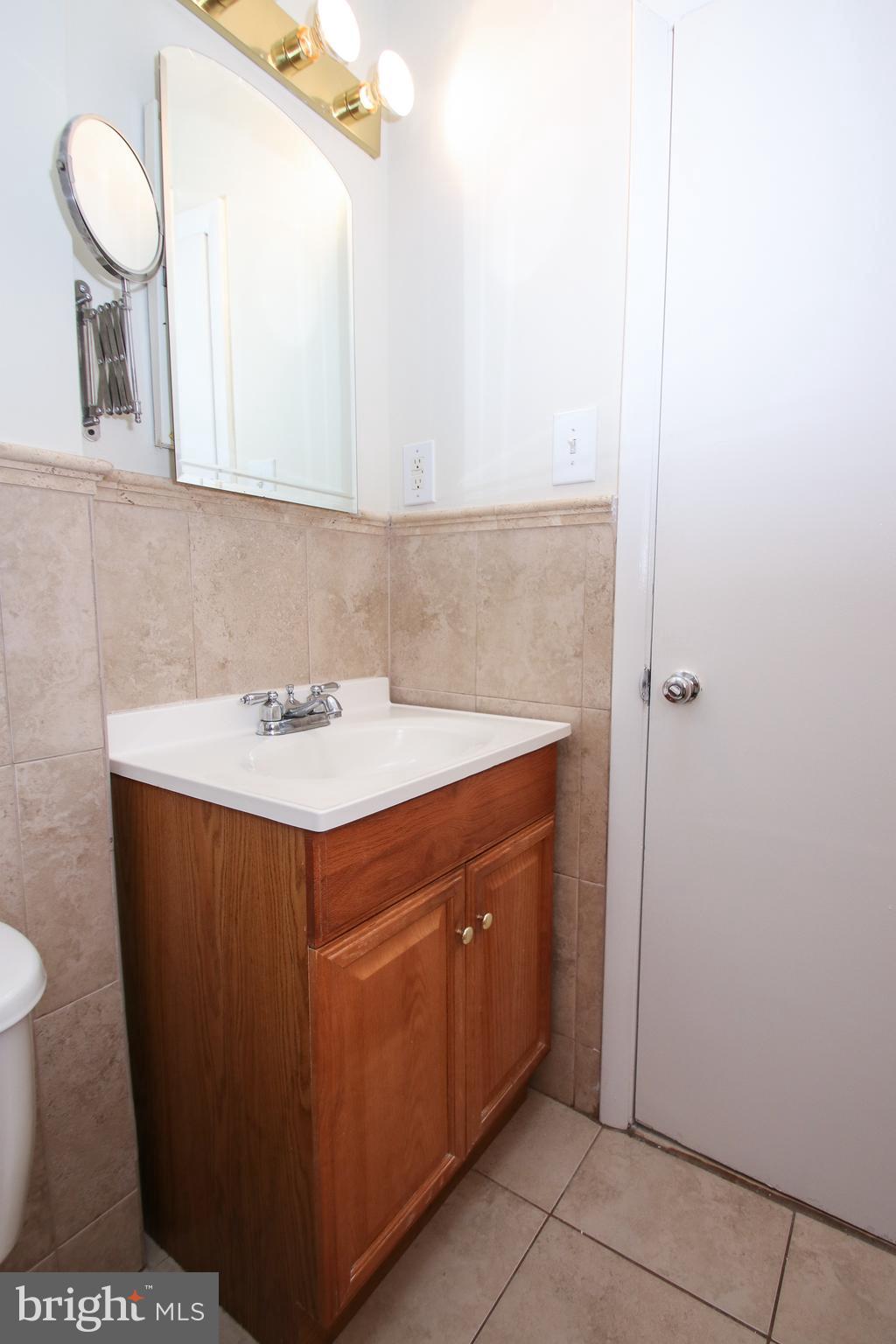 2724 West Country Club Road Philadelphia, PA 19131 - Photo 18 of 34 Master Bathroom