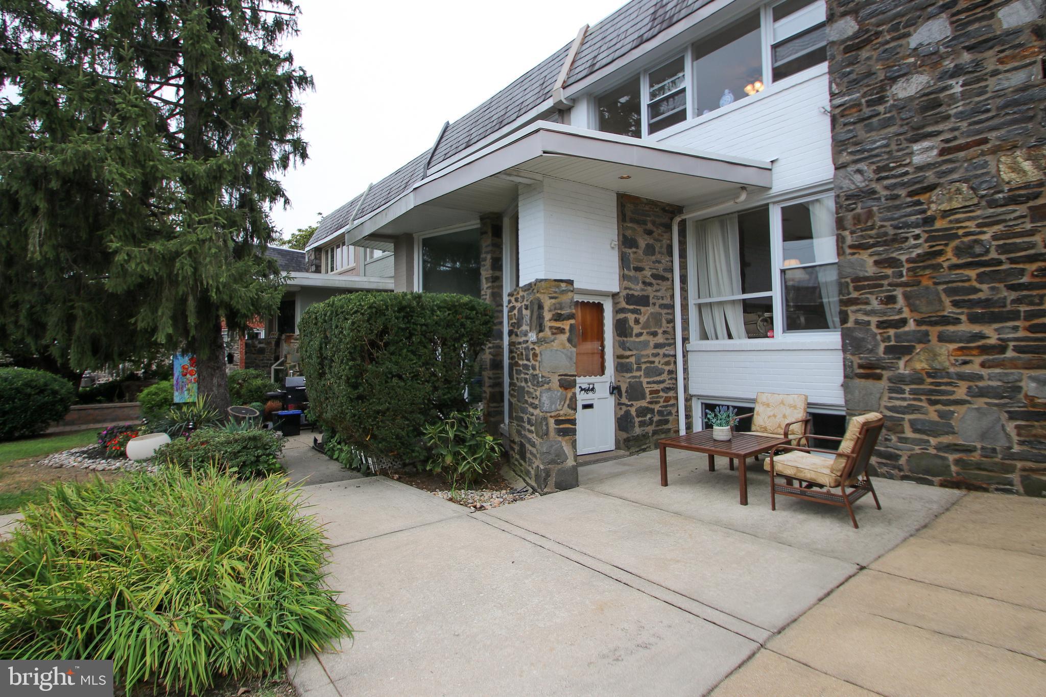 2724 West Country Club Road Philadelphia, PA 19131 - Photo 3 of 34 Front patio