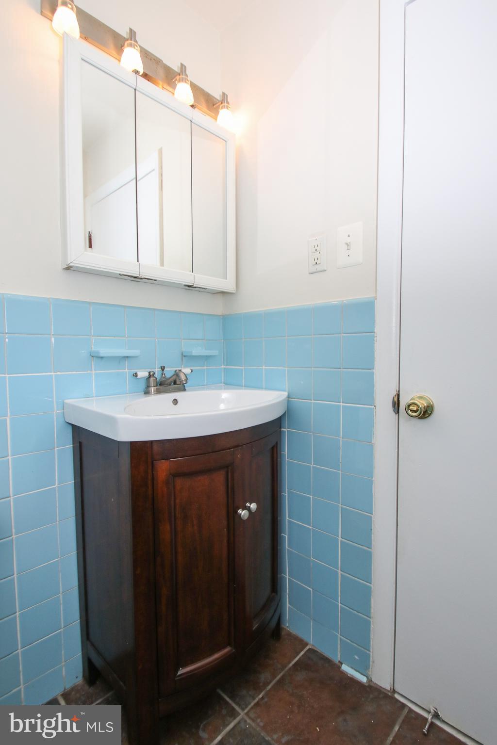 2724 West Country Club Road Philadelphia, PA 19131 - Photo 23 of 34 Full bath