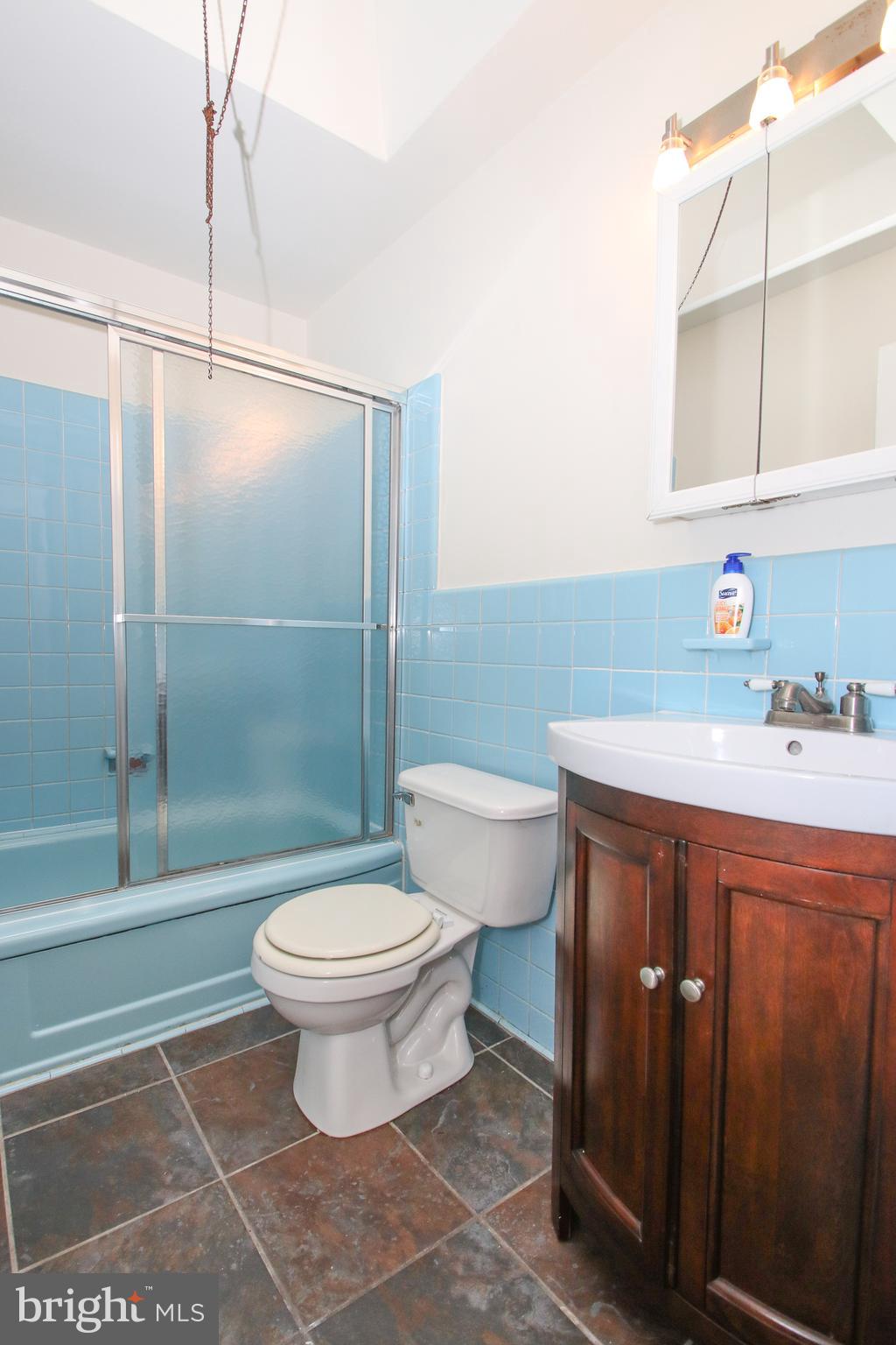 2724 West Country Club Road Philadelphia, PA 19131 - Photo 24 of 34 Full Bath