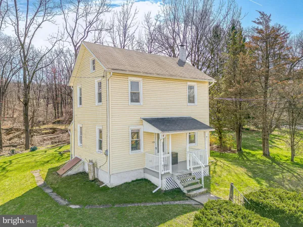 a view of house with a yard
