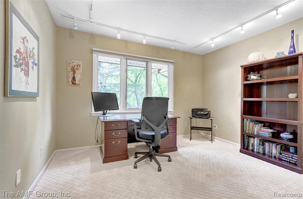 2695 Dutton Road Rochester Hills, MI 48306 - Photo 15 of 41