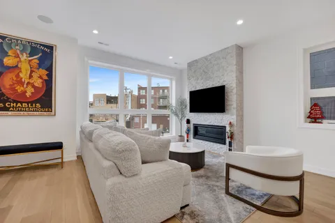 $1,775,000 | 1533 West Barry Avenue, Unit 2, Chicago, IL 60657