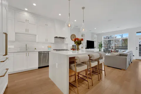 $1,775,000 | 1533 West Barry Avenue, Unit 2, Chicago, IL 60657