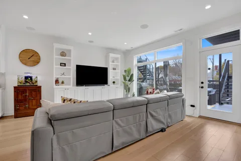 $1,775,000 | 1533 West Barry Avenue, Unit 2, Chicago, IL 60657