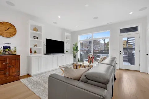 $1,775,000 | 1533 West Barry Avenue, Unit 2, Chicago, IL 60657