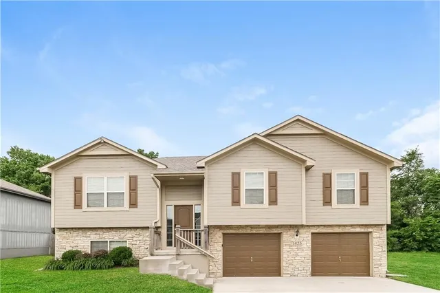 $2,350 | 1425 North 9th Street East, Louisburg, KS 66053