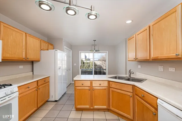 $3,500 | 7424 Lincoln Avenue, Unit D, Skokie, IL 60076