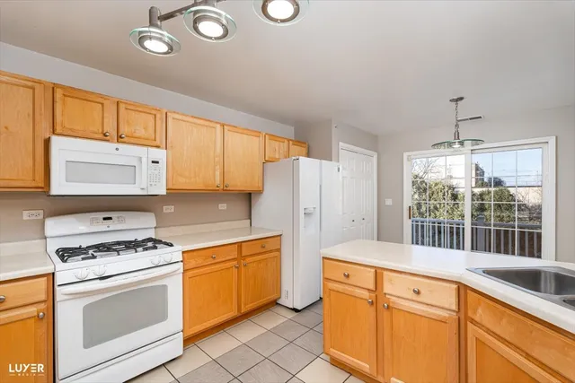 $3,500 | 7424 Lincoln Avenue, Unit D, Skokie, IL 60076