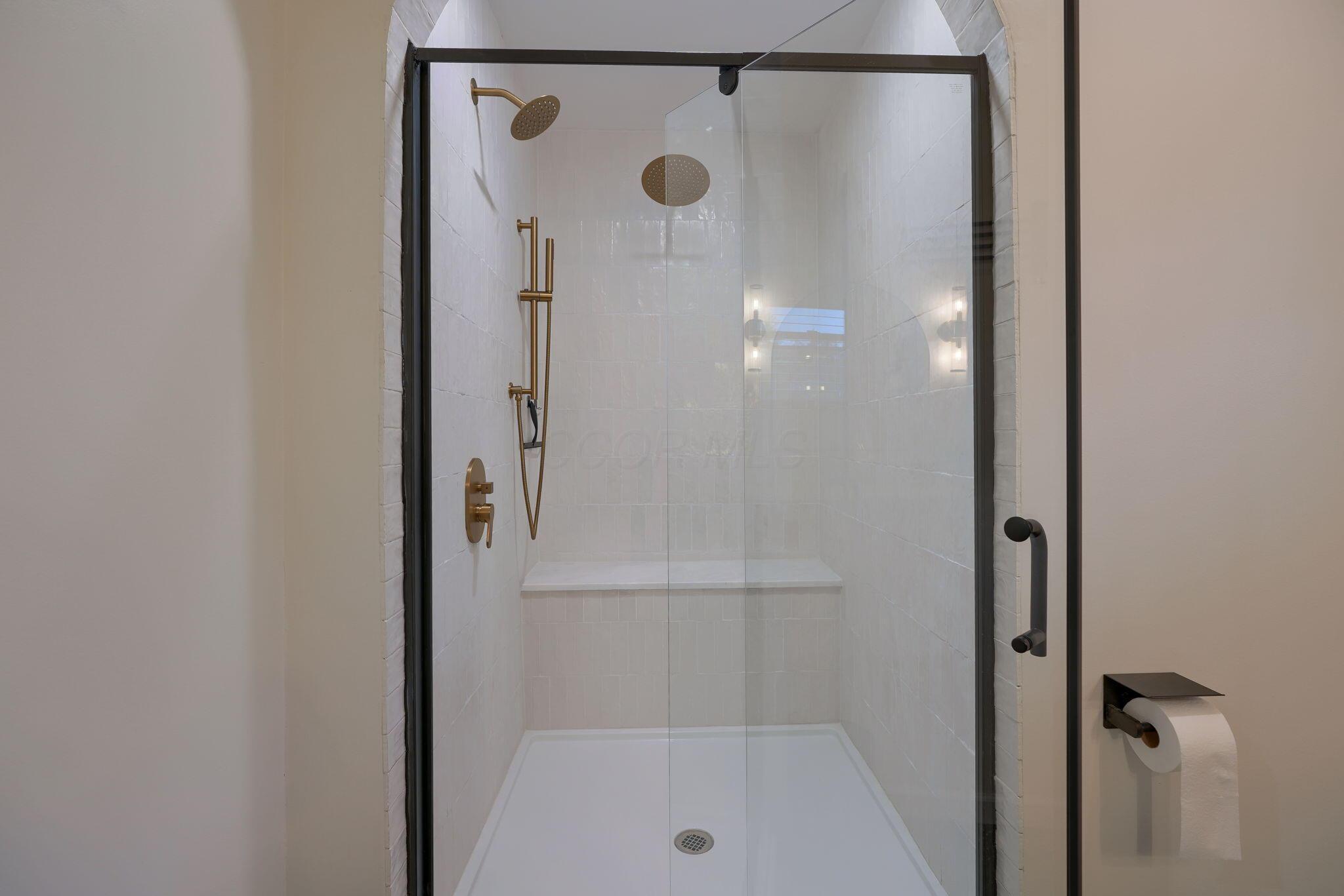 40 North Harding Road Columbus, OH 43209 - Photo 11 of 34 Bench and Pivot Door