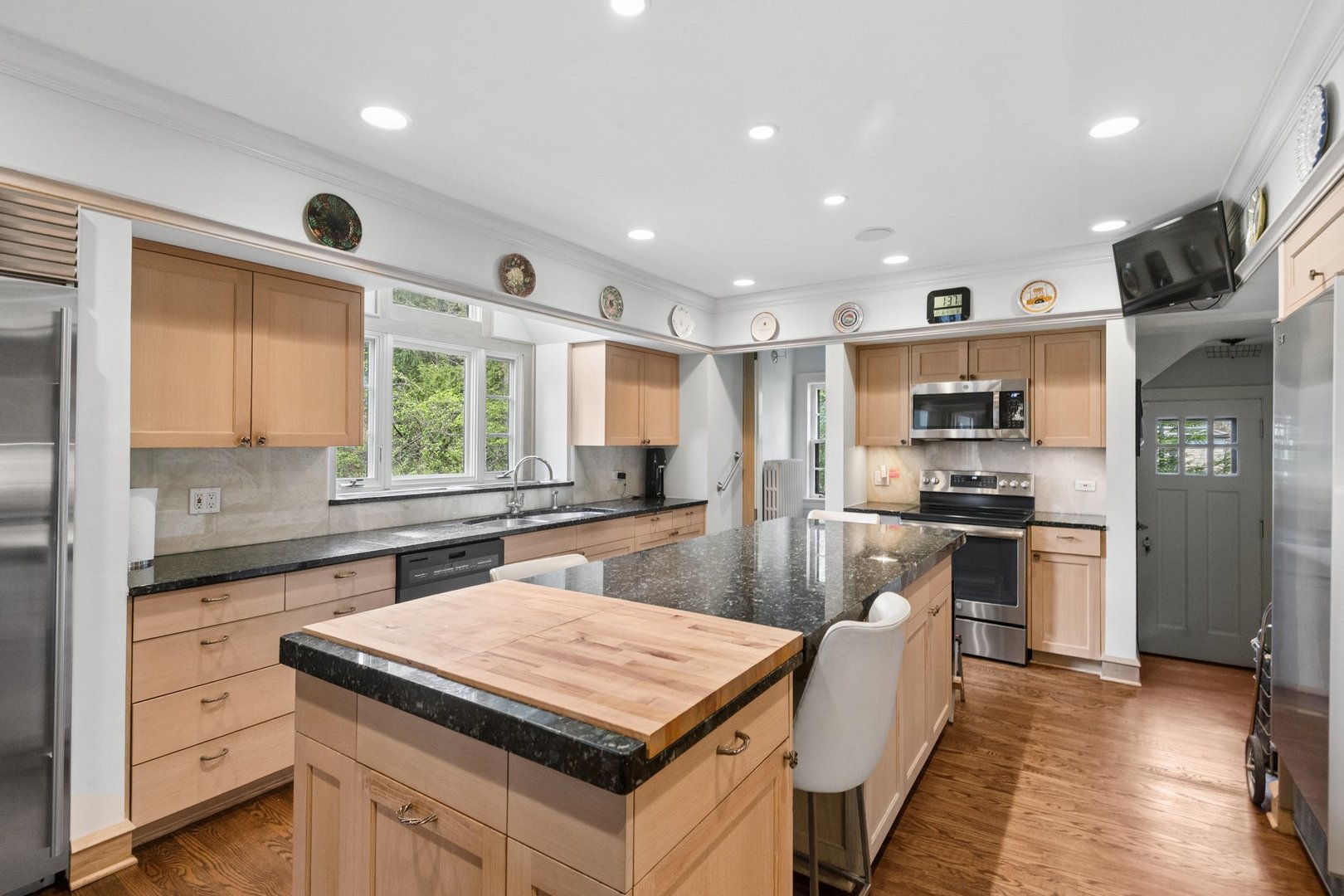 321 Woodland Road Highland Park, IL 60035 - Photo 17 of 48 a kitchen with a stove a sink and a refrigerator