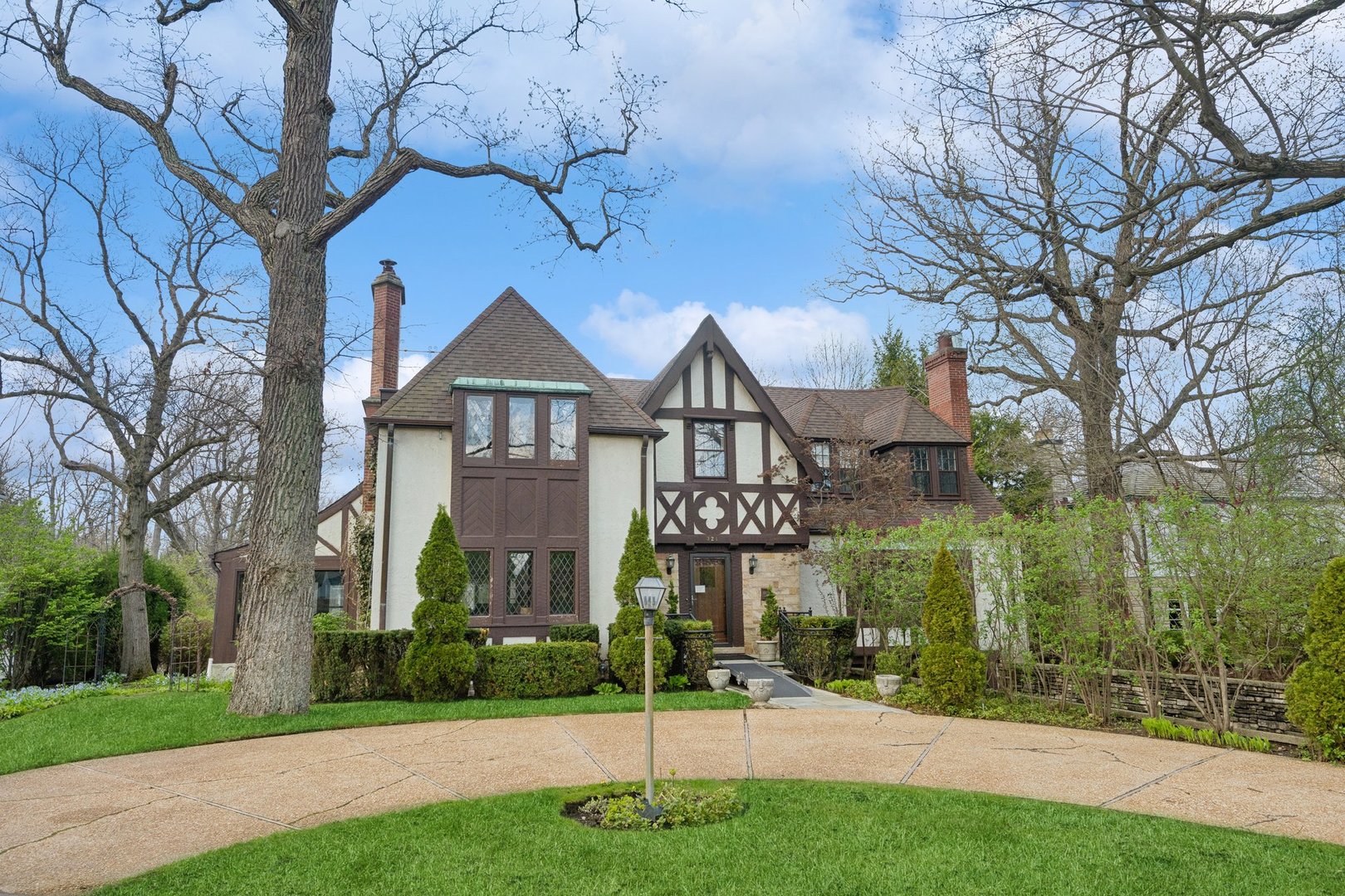 321 Woodland Road Highland Park, IL 60035 - Photo 3 of 48 a front view of a house with a yard