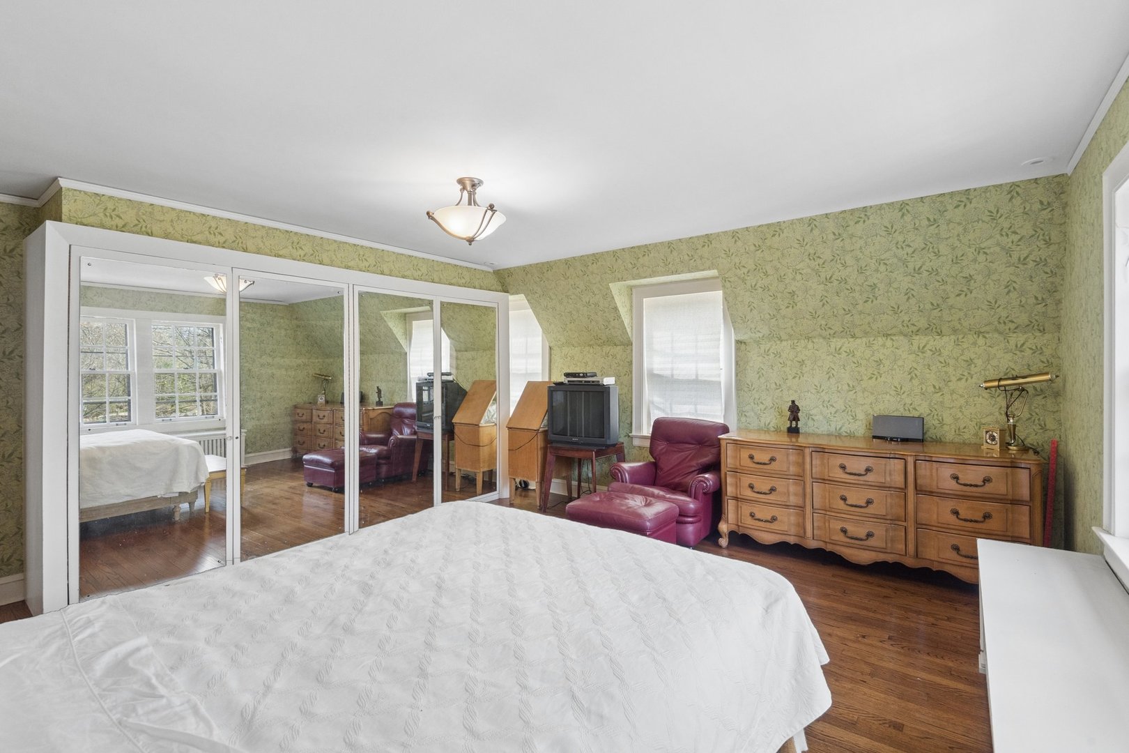 321 Woodland Road Highland Park, IL 60035 - Photo 31 of 48 a bed room with furniture and a window