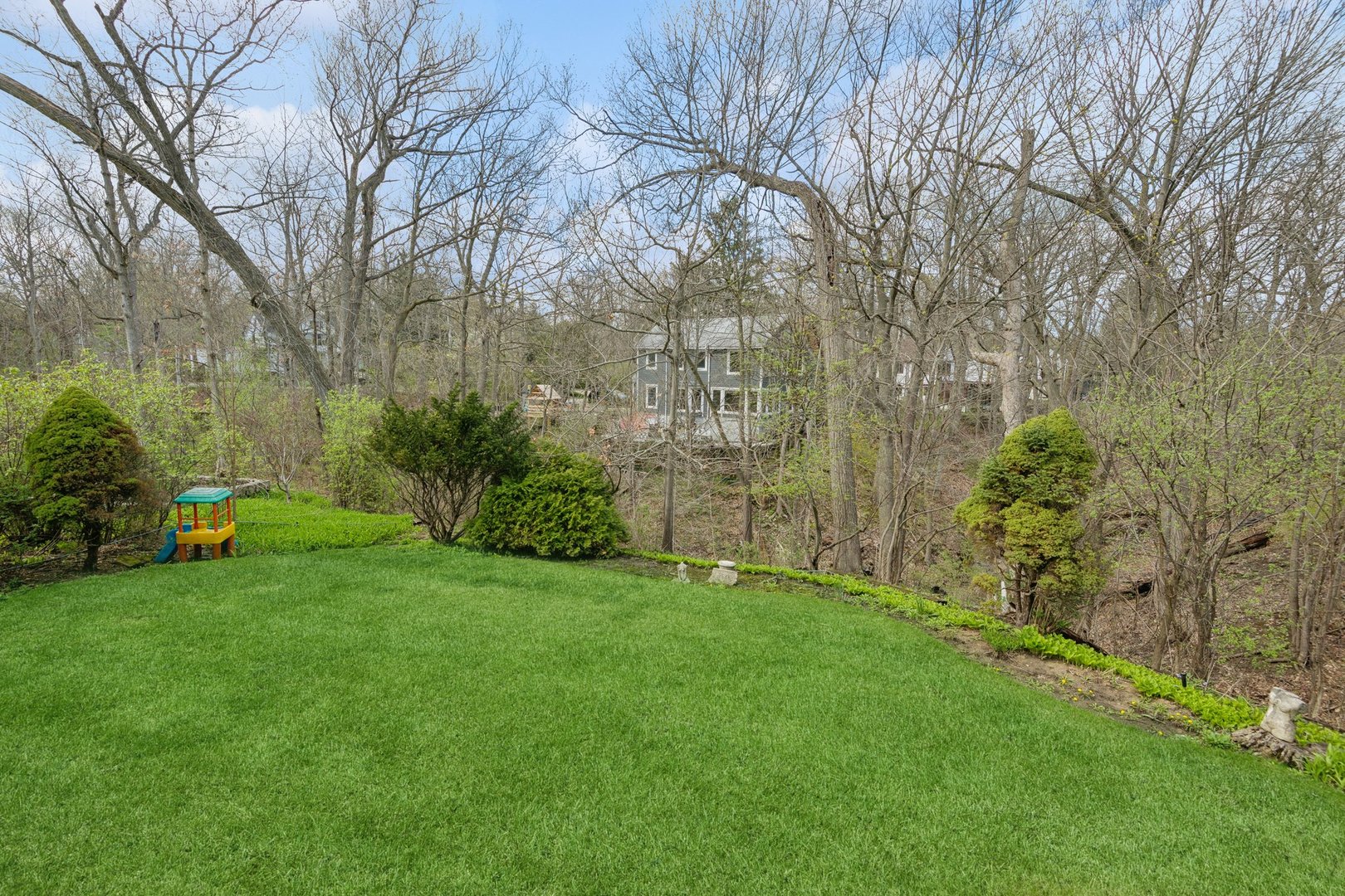321 Woodland Road Highland Park, IL 60035 - Photo 40 of 48 a view of a backyard with large trees
