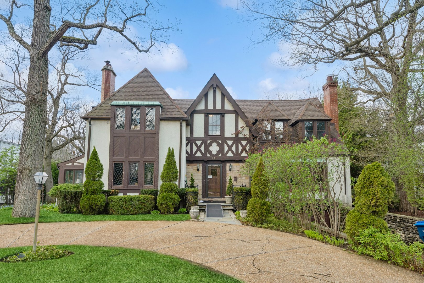 321 Woodland Road Highland Park, IL 60035 - Photo 4 of 48 a front view of a house with garden