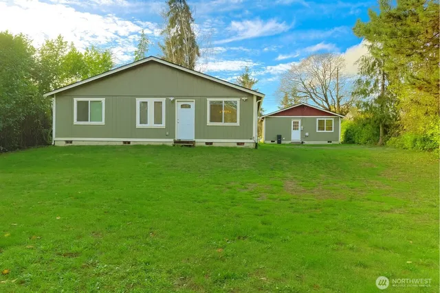 a view of a house with a yard