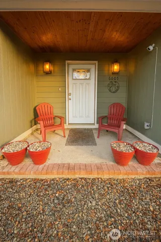 a view of a walk in closet