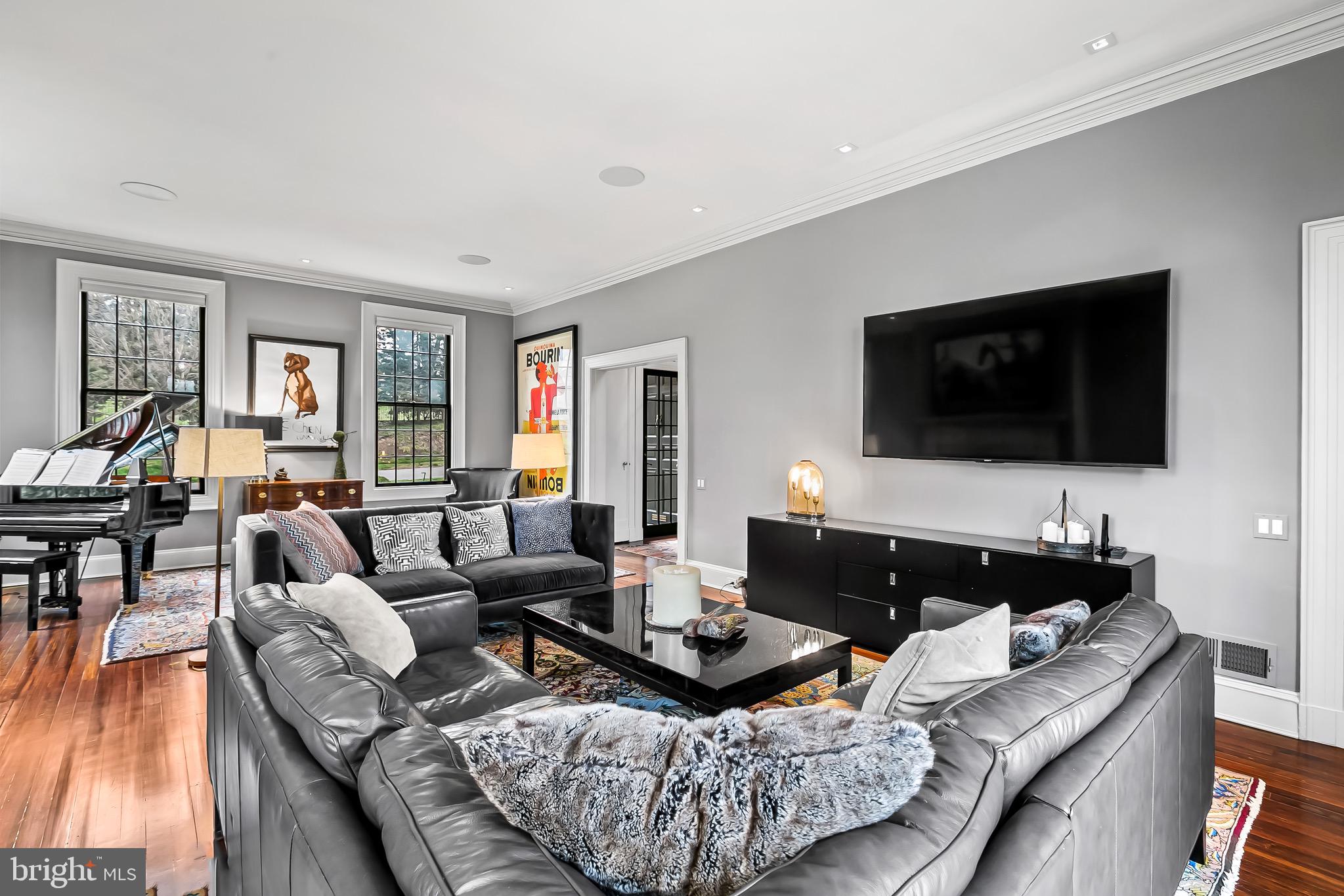 207 Wendover Road Baltimore, MD 21218 - Photo 19 of 111 Living room with 11 foot ceilings