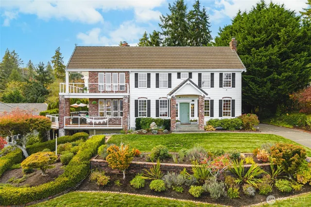 a view of a house with swimming pool and yard with green space