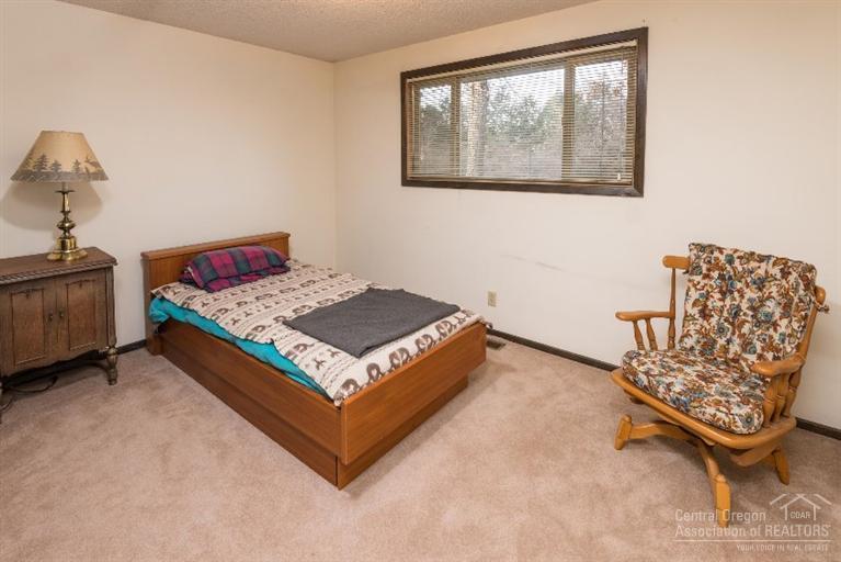 61839 Dobbin Road Bend, OR 97702 - Photo 10 of 23 a living room with furniture