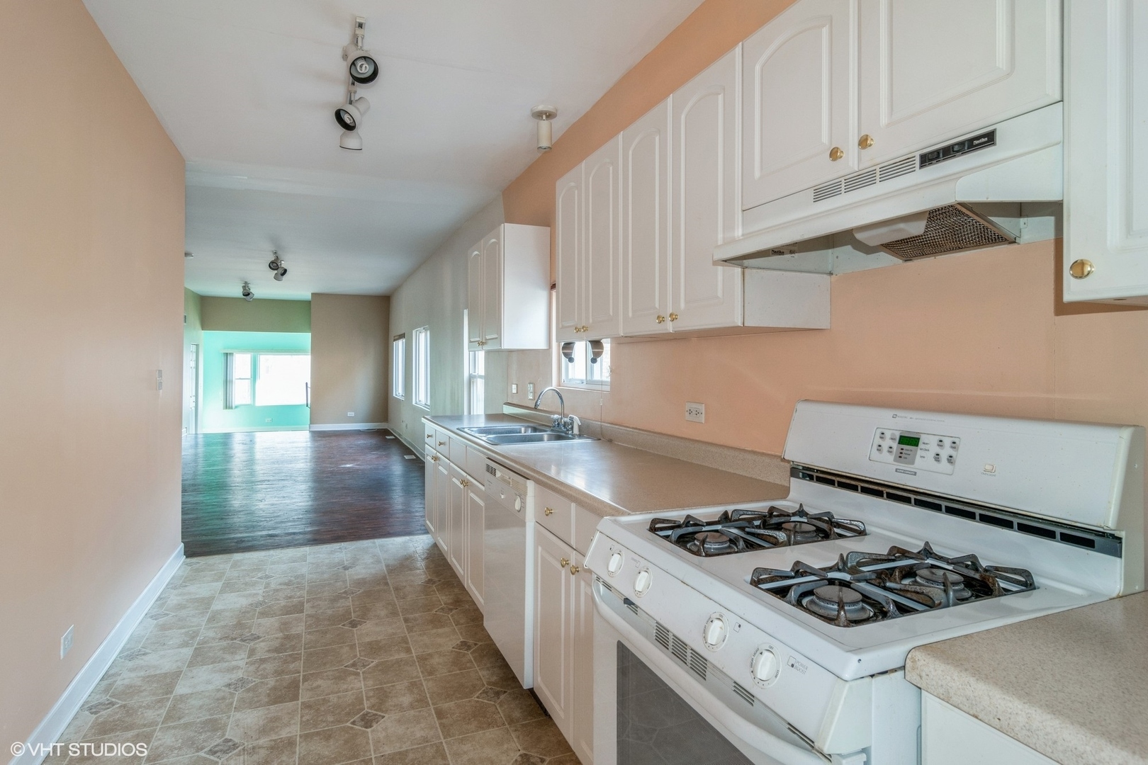 905 Thomas Avenue, Unit 1 Forest Park, IL 60130 - Photo 4 of 15 a kitchen with a stove and a refrigerator